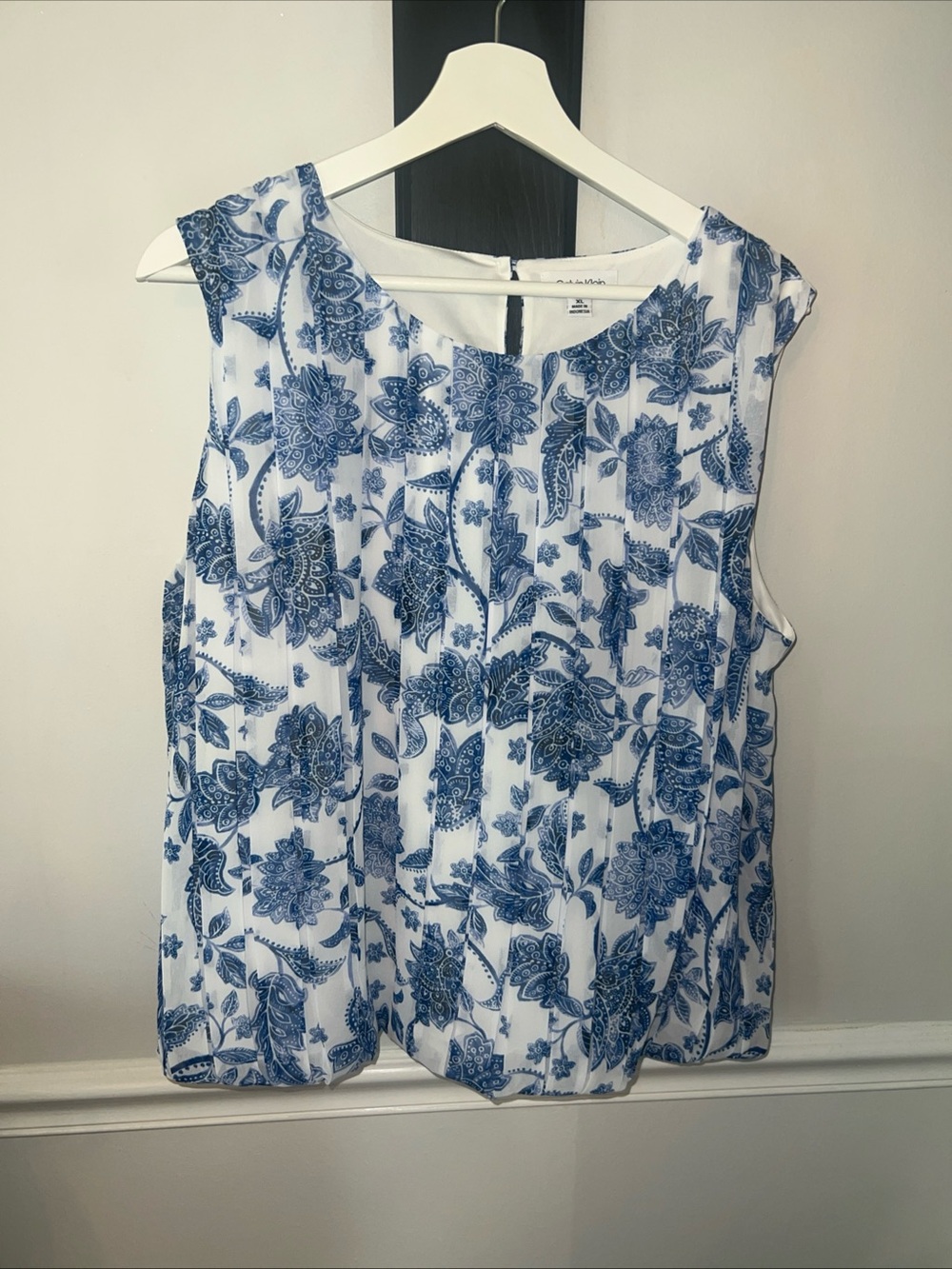 Calvin Klein White Sleeveless Blouse with Blue Floral Print XL